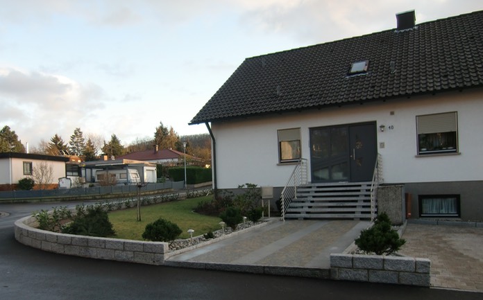 Eingangsbereich mit Gartenmauer Röhlich Hans Sand 001